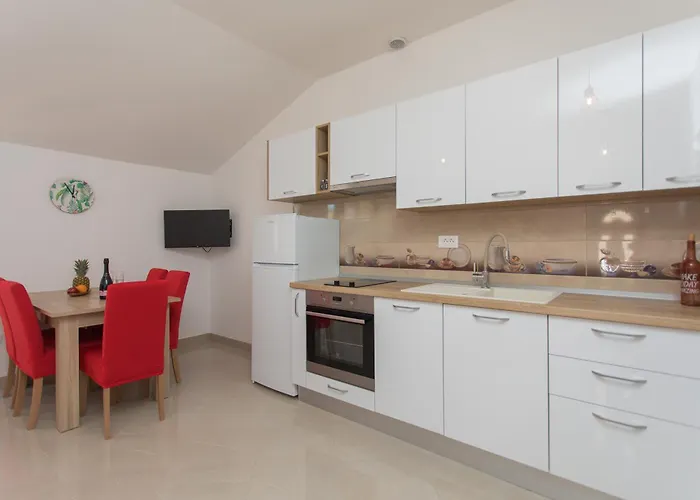 Mediteran בית הארחה 4*